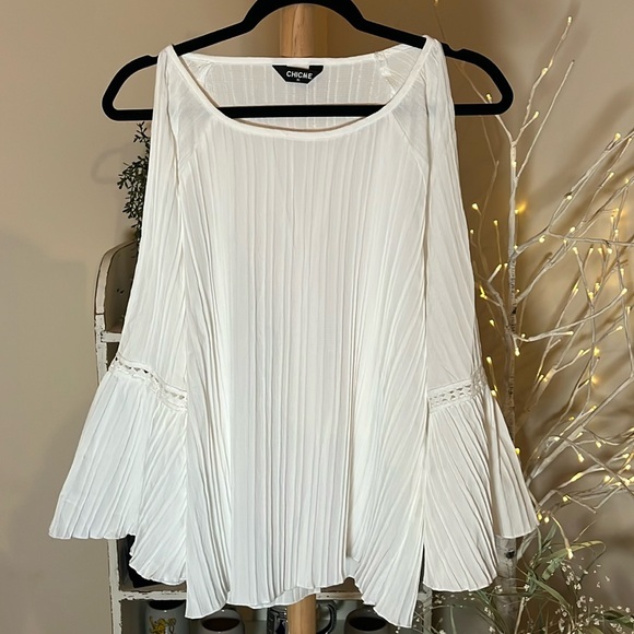 CHICME Tops - CHICME XL Beautiful pleats, cold shoulder white tunic,bell sleeves w/lace trim.